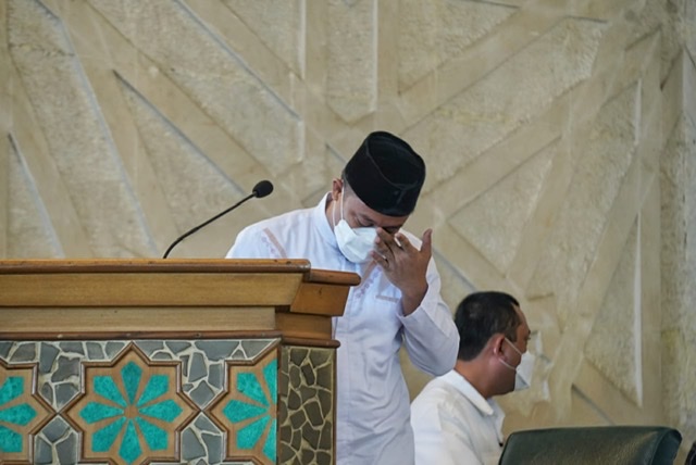 Menetaskan Air Mata saat Ikut Mensalatkan Jenazah AGH Sanusi Baco di Masjid Raya Makassar, Andi Sudirman: Beliau Selalu Memberi Kesejukan 